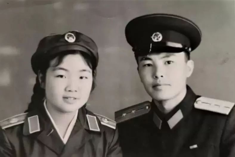 田晶唐永香朝鲜军装结婚照.jpg